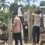 Proses pembangunan tempat wudhi di Masjid Nurul Huda Dusun Tamanjeka, Poso oleh warga bersama personel Pos Kamtibmas Tamanjeka Satgas III Preventif Ops Madago Raya, Rabu (29/1/2025). (Foto: HO/Humas Satgas Madago Raya)