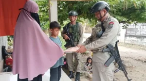 Satgas Madago Raya Bagikan Seragam Merah Putih untuk Anak di Wilayah Operasi