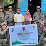 Foto bersama warga usai penyerahan sembako kepada warga oleh Satgas III Preventif Ops Madago Raya di Desa Tokorndo, Poso, Jumat (14/3/2025). (Foto: Humas Satgas Madago Raya)