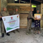 Personel Satgas Madago Raya amenyerahkan sembako pada seorang warga di Poso, Kamis (27/3/2025). (Foto: Humas Satgas Madago Raya)