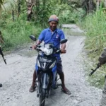 Personel Satgas Madago Raya menghentikan pengendara saat razia di Poso, Sabtu (1/3/2025). (Foto: Satgas Madago Raya)