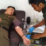 Salah seorang personel Satgas Madago Raya mendonorkan darahnya pada aksi kemanusiaan di Poso, Jumat (11/4/2025). (Foto: Humas Ops Madago Raya)