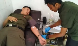 Satgas Madago Raya Donor Darah Bantu Warga Penderita Tumor di Poso