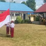 Satgas Madago Raya bersama pelajar SD pad aperingatan Hari Kartini di Poso, Senin (21/4/2025). (Foto: Humas Satgas Madago Raya)