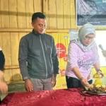 Peluncuran Juwita oleh tiga jurnalis perempuan, Kartini Nainggolan (kedua kanan), Indrawati Zainuddin (kanan) dan Kristina Natalia Abast (kiri) di Desa Katu, Poso, Sabtu (17/5/2025). (Foto: Juwita)