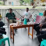 Tim Subsatgas Binmas Satgas Madago Raya di kediaman Iswadi Tiwaa, alumnus deradikalisasi di Poso, Selasa (13/5/2025). (Foto: Humas Ops Madago Raya)
