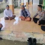 Ali Sarang berbincang dengan dengan Kanit Binmas Polsek Poso Pesisir, Ipda Ramlin, bersama Bhabinkamtibmas Desa Masani, pada Jumat siang (9/5/2025). (Foto: Humas Madago Raya)