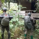 Tim Alfa 2 Satgas Madago Raya mengecek pondok yang berada di pegunungan di Poso, Rabu (21/5/2025). (Foto: Humas Ops Madago Raya)