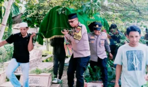 Empati Kepada Korban, Kapolsek Poso Pesisir Ikut Pikul Keranda