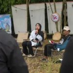 Bidang Perlindungan Konsumen dan Humas OJK Sulteng, Megawati memaparkan peran OJK kepada warga di arena Festival Tampolore di Poso, Sabtu (28/6/2026).(bmzIMAGES/Basri Marzuki)