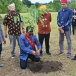 Kadis Pariwisata Poso, Yusak Mentara menanam pohon mahoni di kawasan Megalit Pokokea, Poso, Jumat (27/6/2025). (Foto: bmzIMAGES/Basri Marzuki)
