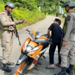 Petugas memeriksa seorang pengendara para razia di Poso, Sabtu (21/6/2025). (Foto: Humas Ops Madago Raya)