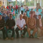 Anggota Komisi II DPR RI Longki Djanggola bersama warga usai reses di Tampolore, Poso, Senin (16/6/2025). (Foto: dok )