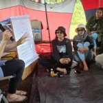 Konsultan Keuangan dan Trainer Hannah Asa Indonesia, Kayleen (kanan) menyampaikan materi tentang pengelolaan keuangan di Festival Tampolore, Poso, Sabtu (28/6/2025). (Foto: Yardin)
