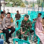 TNI dan Polri bersama warga pada kegiatan sambang di Desa Tabalu, Poso, Selasa (8/7/2025). (Foto: Huams Satgas Madago Raya)
