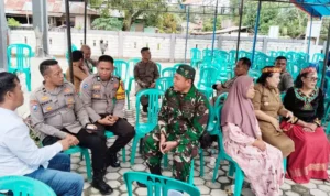 Dari Rumah ke Rumah: Sinergi TNI-Polri Membangun Benteng Anti-Radikalisme di Poso Pesisir TNI dan Polri bersama warga pada kegiatan sambang di Desa Tabalu, Poso, Selasa (8/7/2025). (Foto: Huams Satgas Madago Raya)