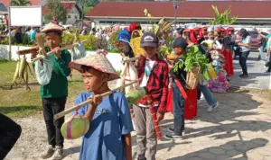 Festival Mosintuwu 2025: Menghidupkan Mimpi Taman Bumi di Jantung Sulawesi Salah satu tim peserta pada karnaval budaya menandai pembukaan Festival Mosintuvu di Tentena, Poso, Kamis (31/7/2025). (©Mosintuvu Fest)